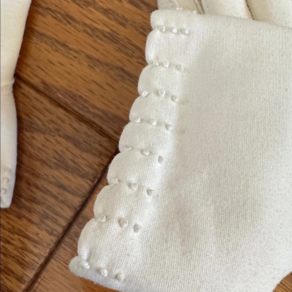 Vintage 60s Creamy White Cotton Scalloped Hem Wrist Gloves‎